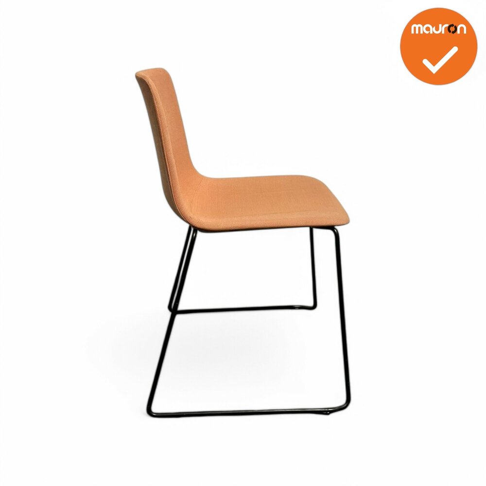Vergaderstoel - Fredericia Denmark - Oranje gestoffeerd met zwart frame