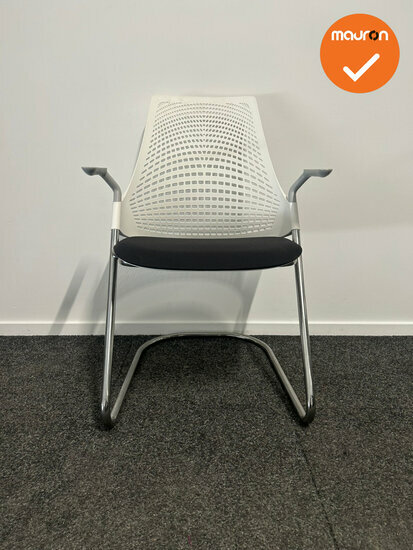 Herman Miller - Sayl - vergaderstoel - witte rug met zwarte gestoffeerde zitting
