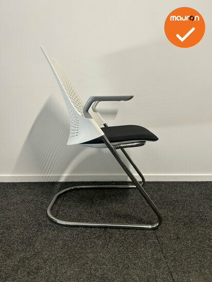 Herman Miller - Sayl - vergaderstoel - witte rug met zwarte gestoffeerde zitting