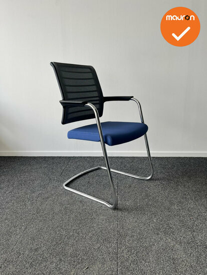 Interstuhl Hero vergaderstoel - Blauwe zitting met zwart netweave