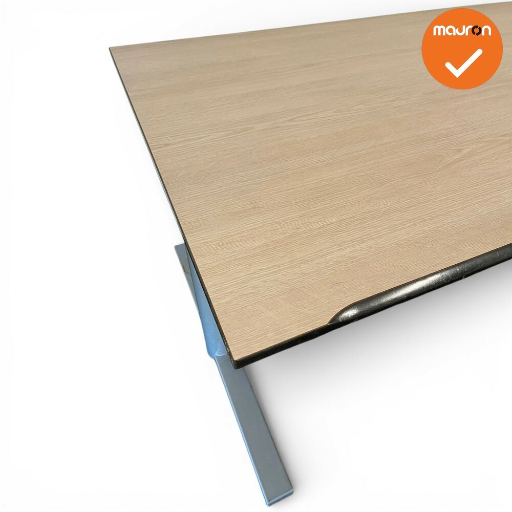 Gispen bureau &ndash; Slinger verstelbaar &ndash; 160x80 &ndash; Zilvergrijs - Grijs eiken trespa blad