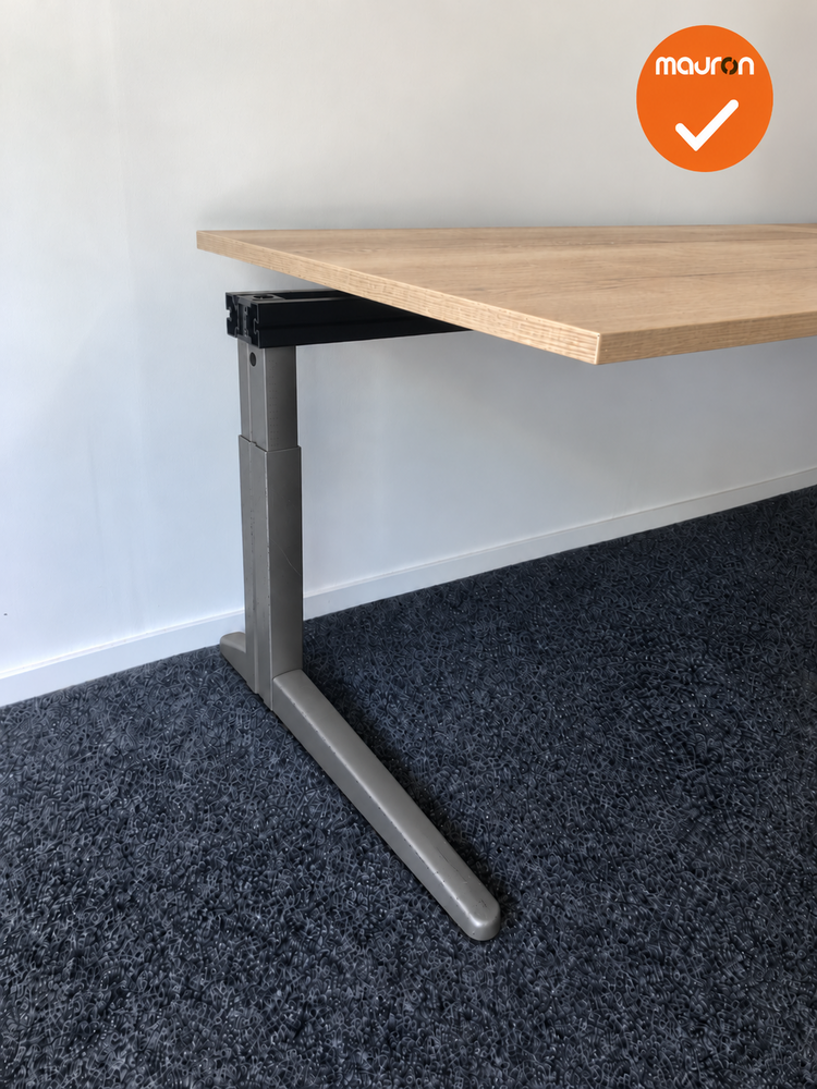 Ahrend hoekbureau &ndash; 200x120 cm &ndash; Handmatig verstelbaar &ndash; Antraciet onderstel &ndash; Nieuw blad