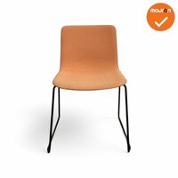 Vergaderstoel - Fredericia Denmark - Oranje gestoffeerd met zwart frame