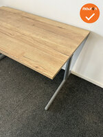 Ahrend 500 - Handmatig verstelbaar bureau - 140x80cm - tweedehands Halifax Naturel blad - zilvergrijs onderstel