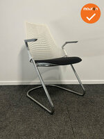 Herman Miller - Sayl - vergaderstoel - witte rug met zwarte gestoffeerde zitting