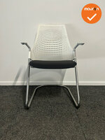 Herman Miller - Sayl - vergaderstoel - witte rug met zwarte gestoffeerde zitting