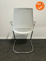 Herman Miller - Sayl - vergaderstoel - witte rug met zwarte gestoffeerde zitting