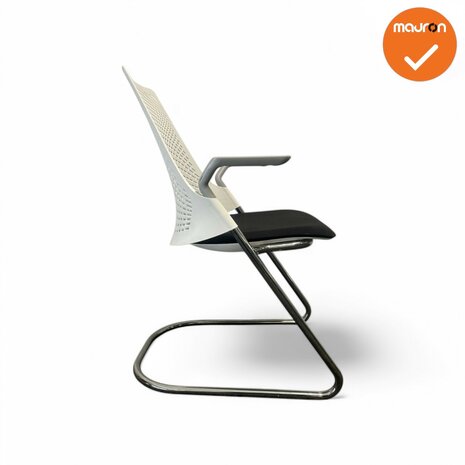 Herman Miller - Sayl - vergaderstoel - witte rug met zwarte gestoffeerde zitting