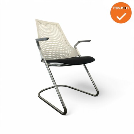 Herman Miller - Sayl - vergaderstoel - witte rug met zwarte gestoffeerde zitting