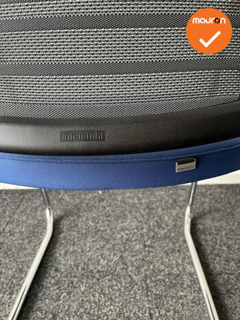 Interstuhl Hero vergaderstoel - Blauwe zitting met zwart netweave 