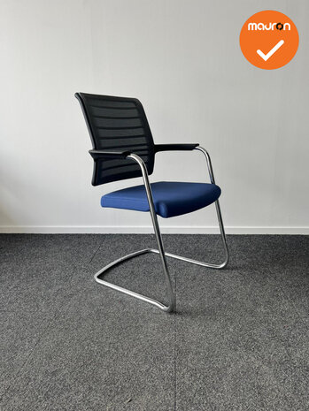 Interstuhl Hero vergaderstoel - Blauwe zitting met zwart netweave 